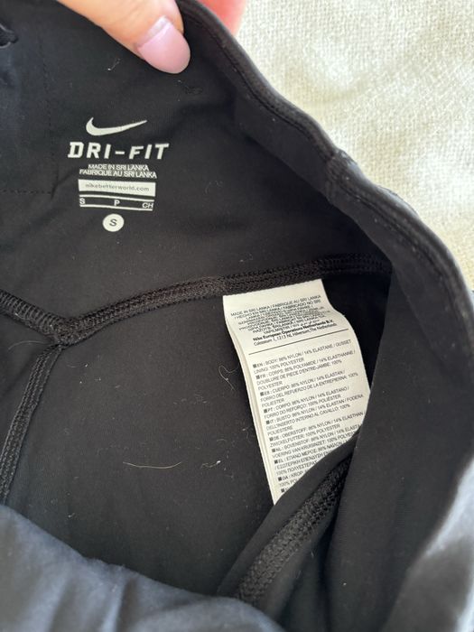 Czarne spodnie sportowe nike