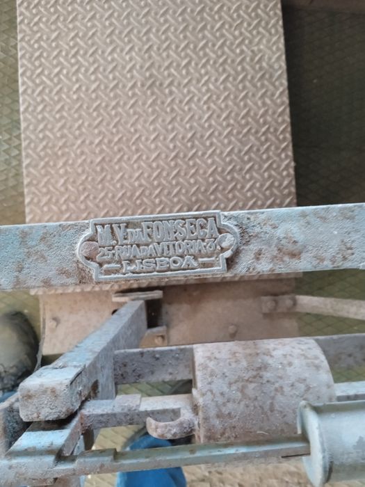 Balança muito antiga em ferro grande