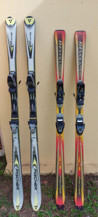 Skis dois pares sem uso