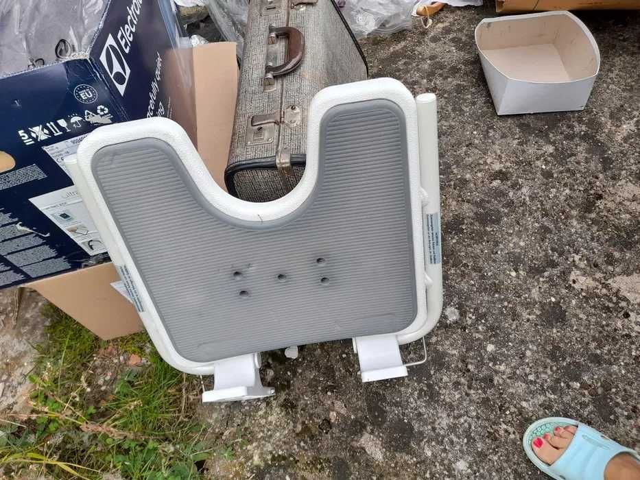 Krzesełko pod prysznic składane.