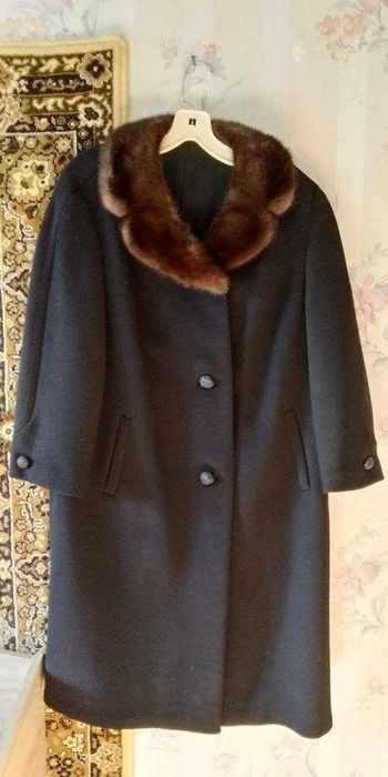 Пальто женское черное с мехом норки