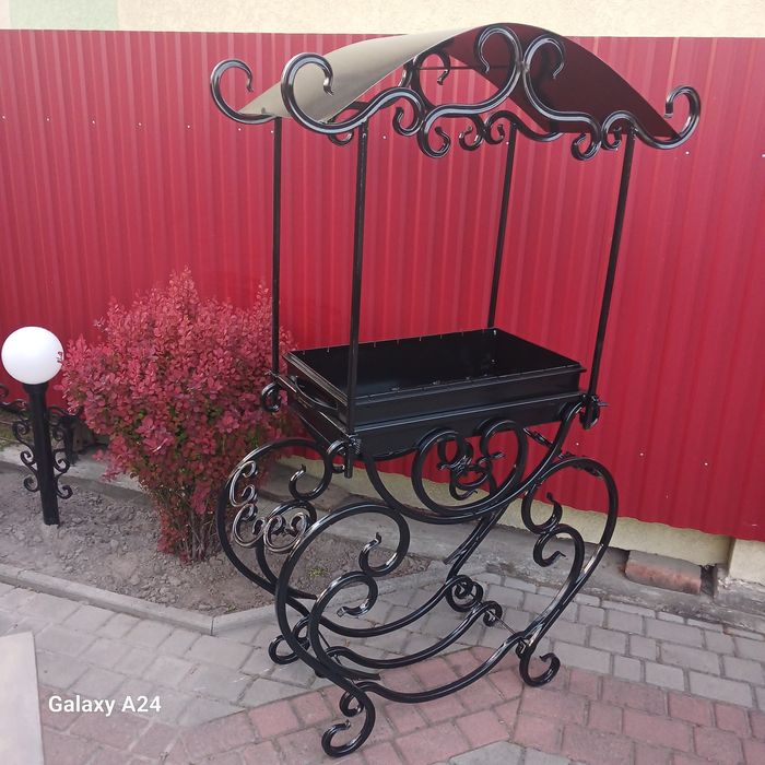 Мангал кованний з дахом кришою