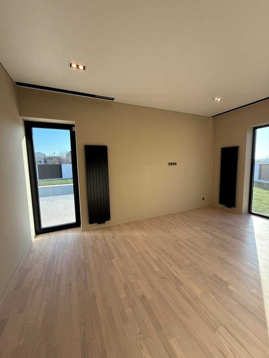 Новый 1-но этажный дом в Совиньоне, участок 10,66 соток, 185 кв.м.