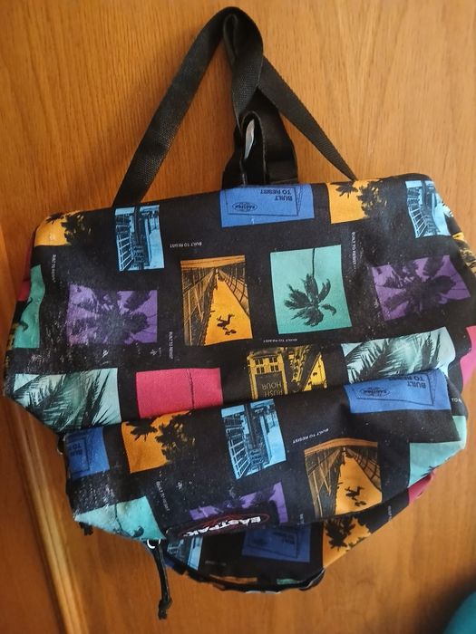 Mochila Eastpak Padded Pak'r - Padrão Tropical "City Bay Black"