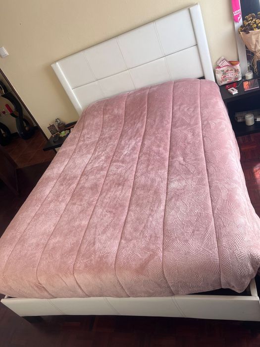 Cama com estrado e colchão em ótimo estado de conservação