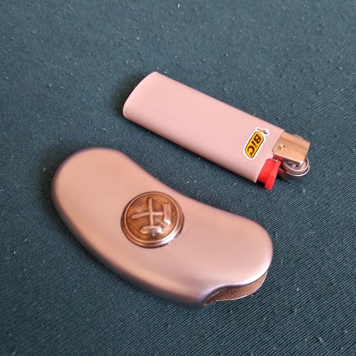 Etui na zapalniczkę typu BIC z godłem górniczym