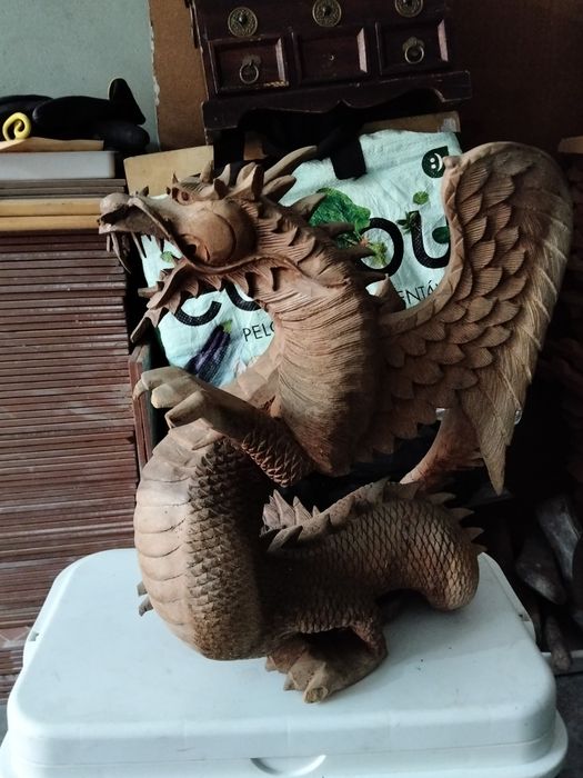Dragão em madeira