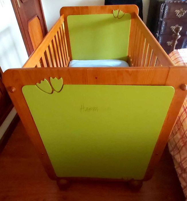 Cama para bebé + colchão + móbile Chicco - marca Harpa Baby + colchão