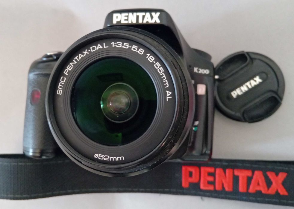 Pentax K200D z obiektywem