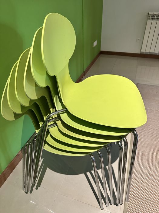 Conjunto de 6 cadeiras e 2 bancos altos