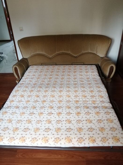 Sofá cama com colchão confortável.