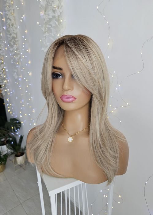 Peruka Premium Kim średnia jasny beżowy blond naturalny efekt