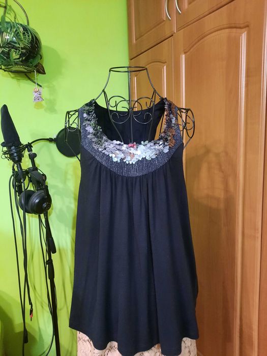 Czarny top cekinowy