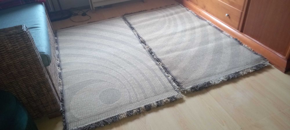 Dois tapetes de quarto em tons castanho