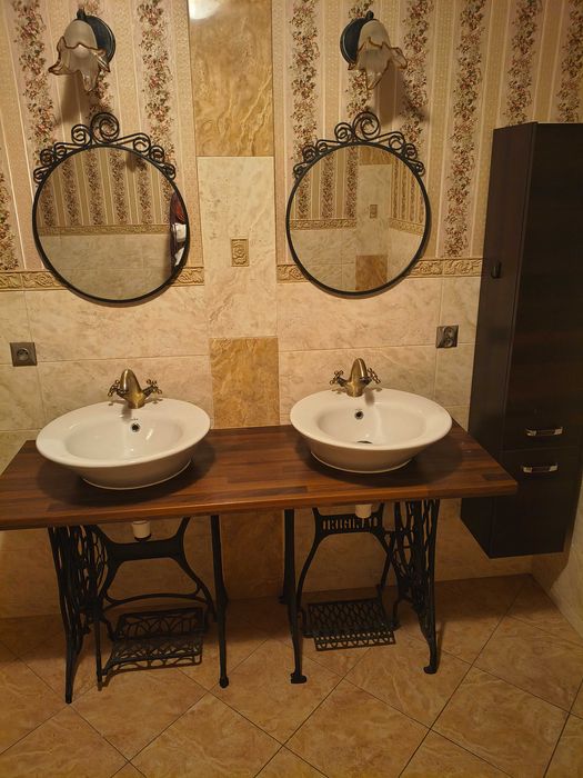 Umywalka podwójna na zabytkowych stelażach