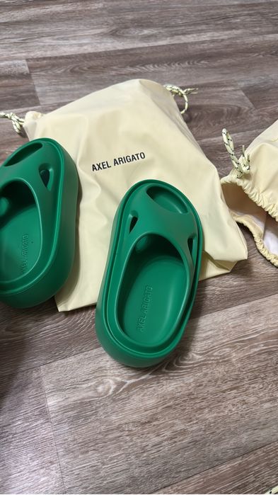 Шлепанцы и вьетнамки Axel Arigato
