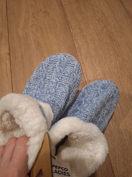 Nowe kapcie domowe 38