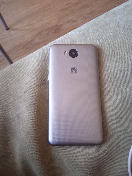 Huawei y6 + etui pancerne i ladowarka