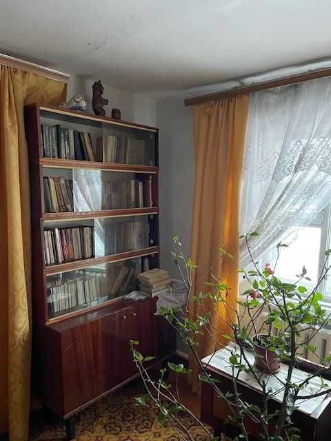 Продам частину будинку в районі училища в гарному і зручному місці