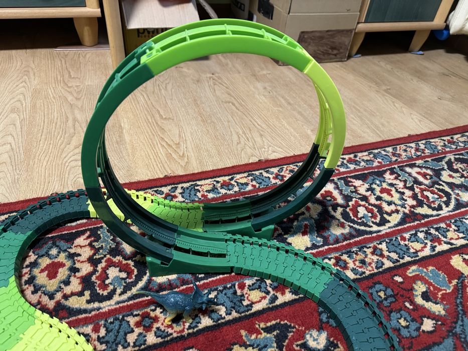 Трек з машинкою і динозаврами; мертва петля; світлові ефекти