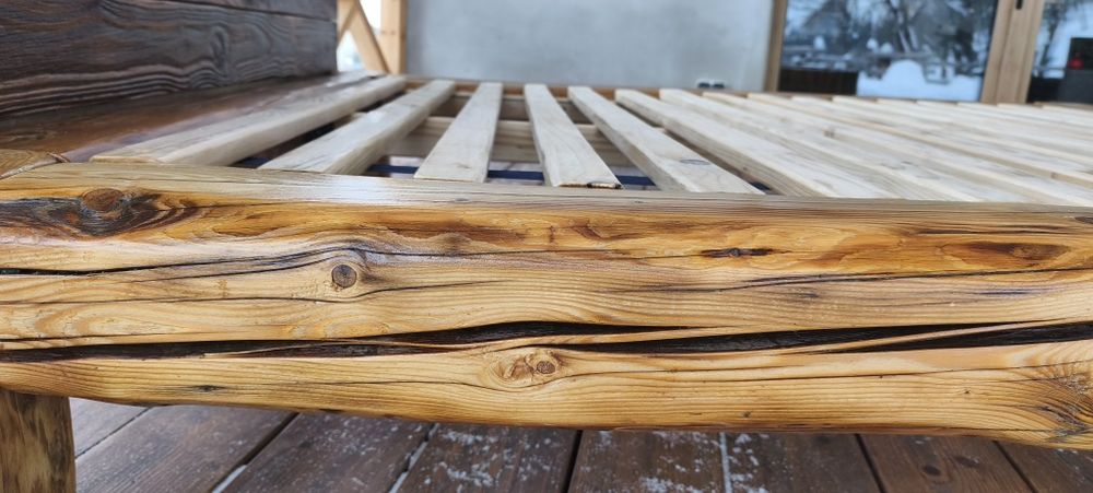 Łóżko ze starych bali drewnianych 160x200