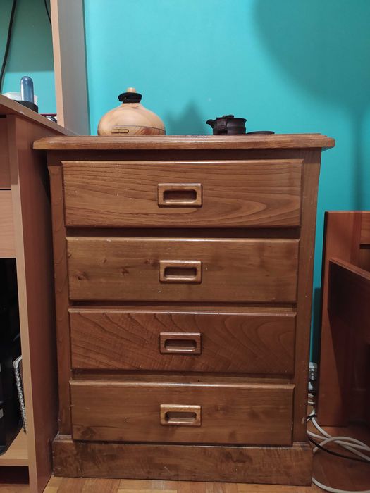 Roupeiro em segunda mão com oferta de mesinha de cabeceira