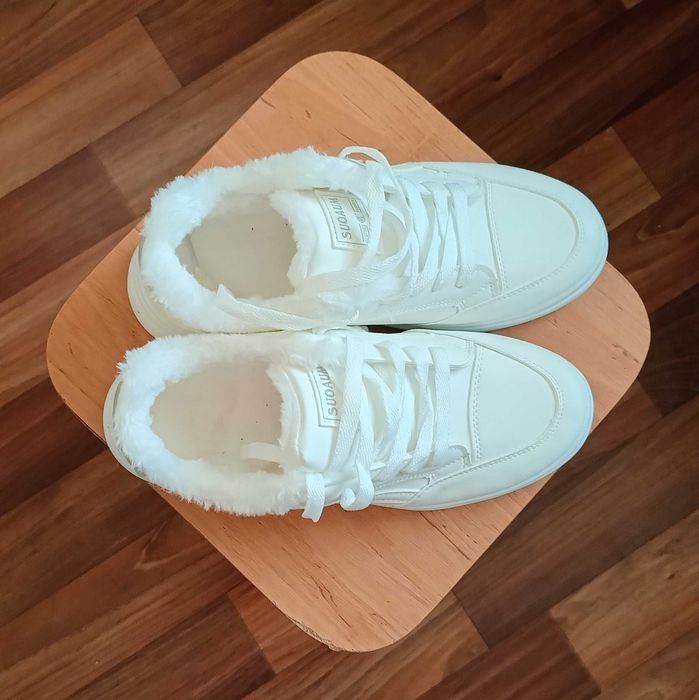 Кросівки жіночі білого кольору