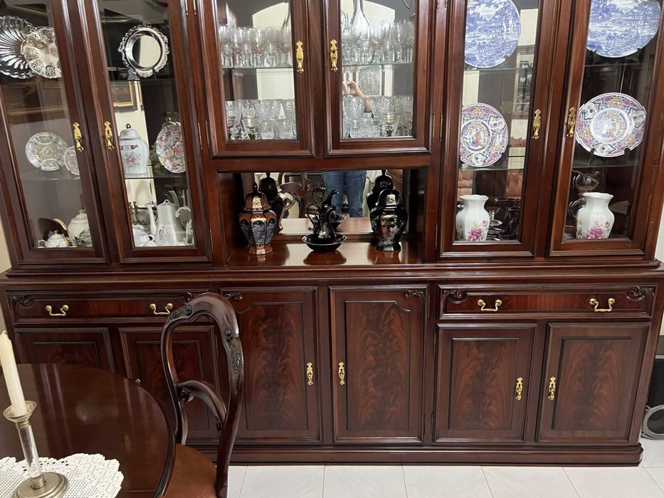 Mobiliário de Sala em Mogno – Cristaleira Elegante