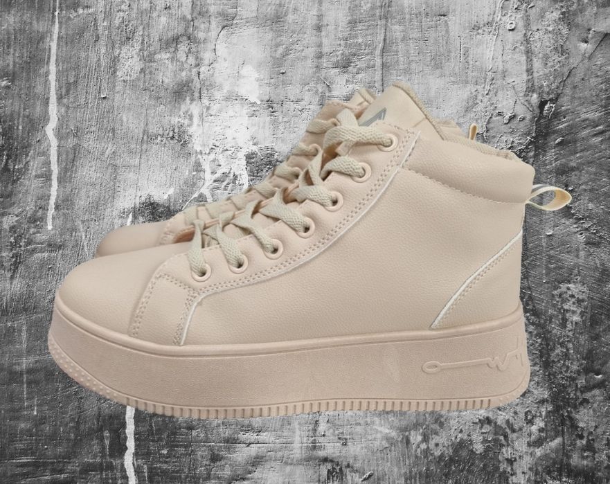 Женские кроссовки