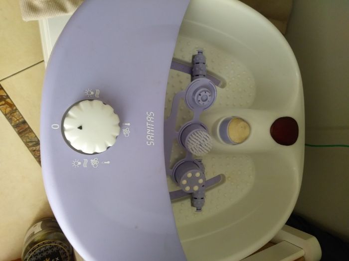 masażer do stóp z podgrzewaniem i hydromasażem.