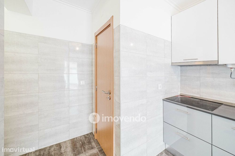 Apartamento T3, com terraço e arrecadação, em Mem Martins