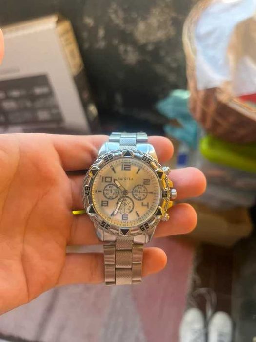 Relógio Causal prateado