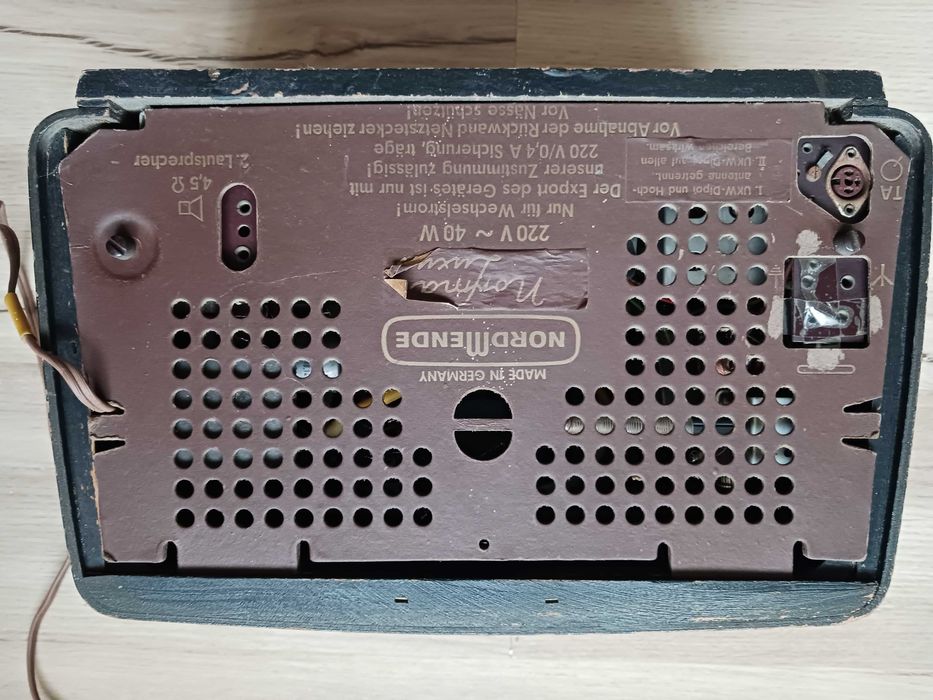 Rádio antigo a válvulas