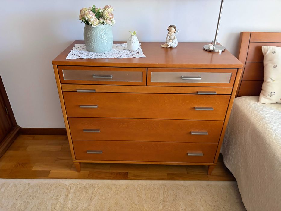 Mobília de Quarto em Madeira: Cama Corpo e Meio + Cómoda + Colchão