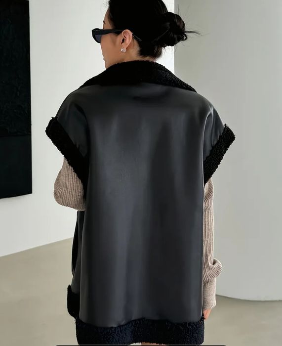 Жіночий стильный жилет з екошкіри на штучному хутрі.