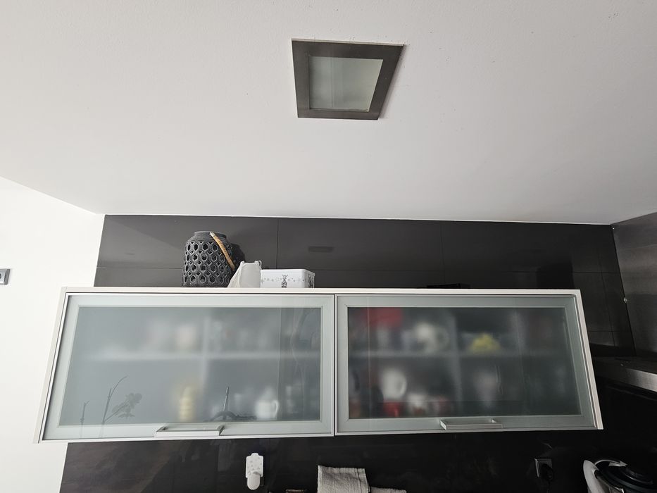 Movel suspenso de cozinha branco lacado e vidro