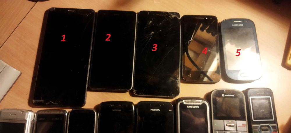 Vários telemóveis para peças