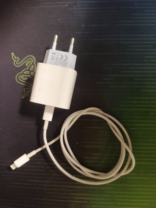 Зарядка для iPhone (блок + кабель Lightning).