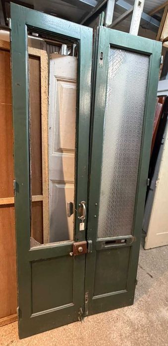 Porta antiga, de duas folhas 1 vidro em falta