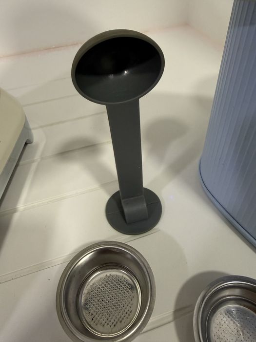 Máquina de Café SMEG Expresso Bege – Café Moído e Cápsulas + Acessórios