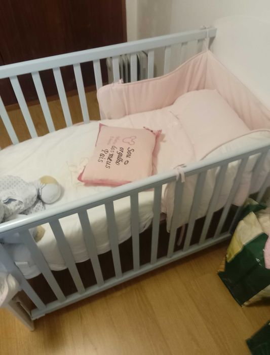 Cama de bebê em azul