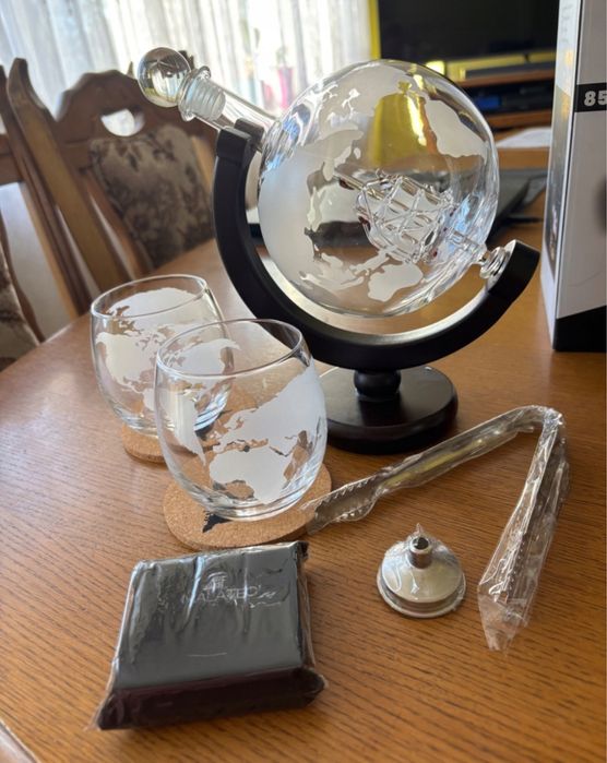 Zestaw karafka Globus 850 ml + 2 szklanki i kostki do whisky