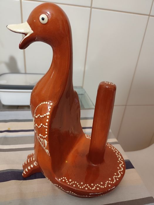 Pato porta rolos em barro.