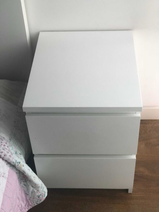 cama solteiro e mesa de cabeceira IKEA modelo MALM branco