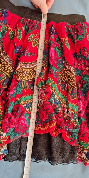 Rozkloszowana czerwona spódniczka mini góralski motyw folklor koronka