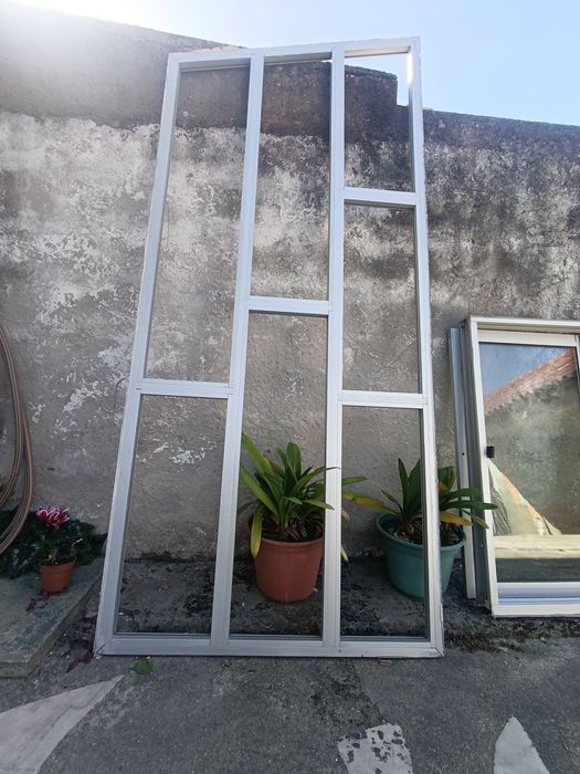 Estrutura de alumínio com vidros incluídos