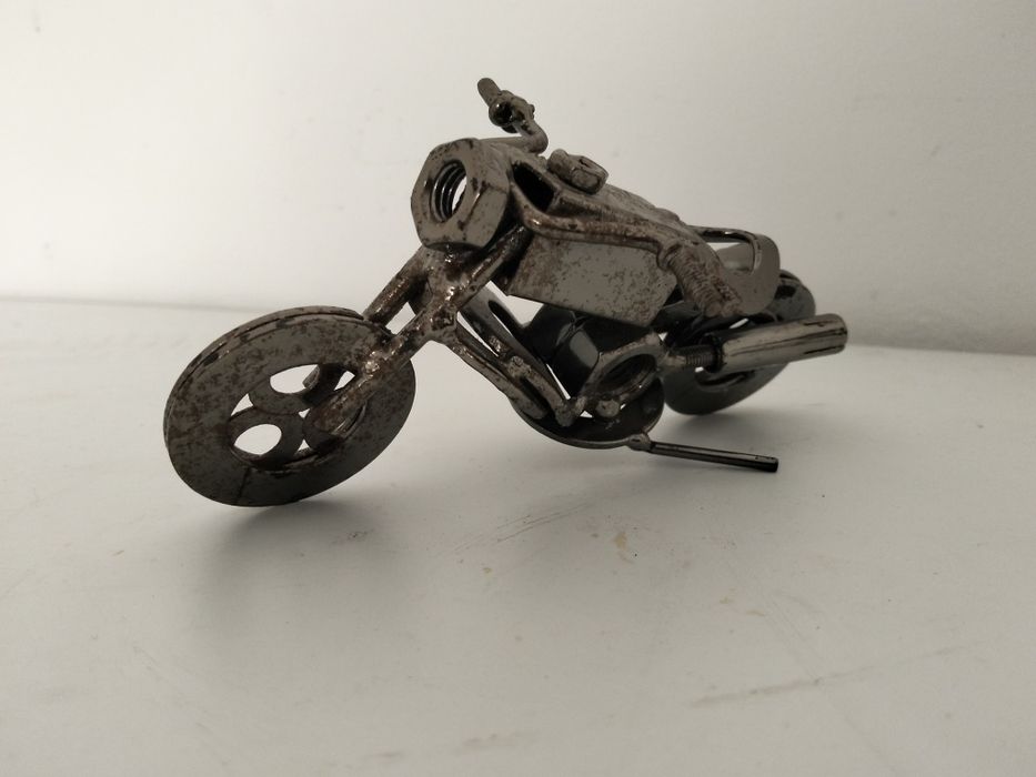 Moto, músico e futebolista, estatuetas em metal