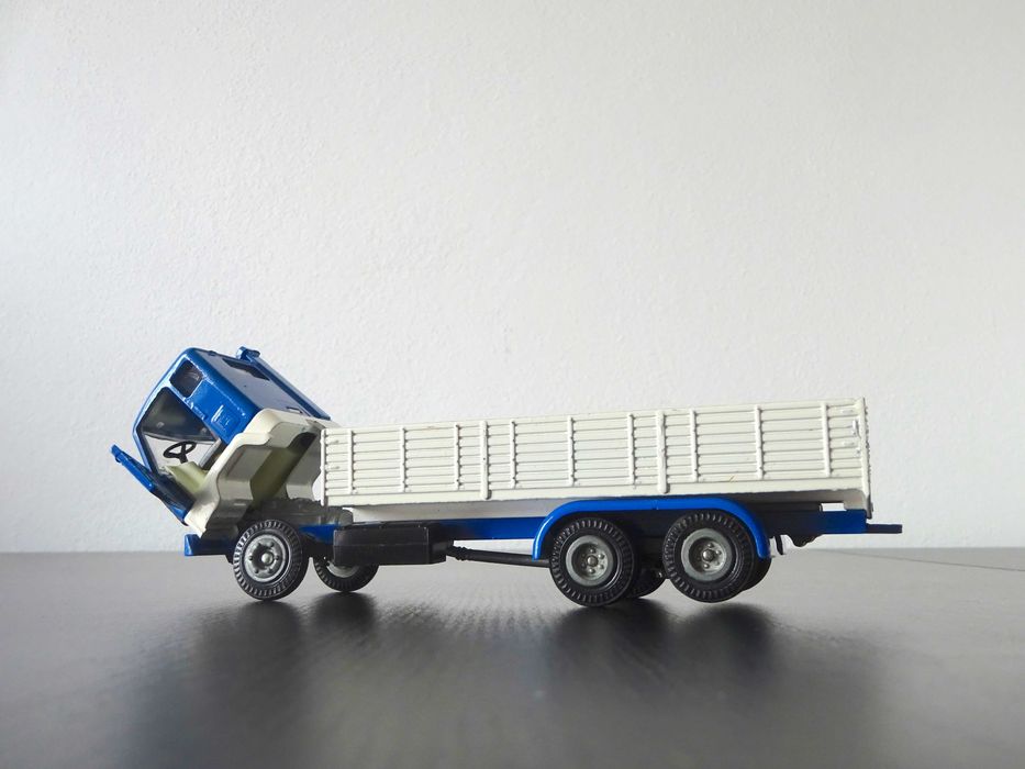 1:50 Tekno Volvo F89 Camião c/Reboque