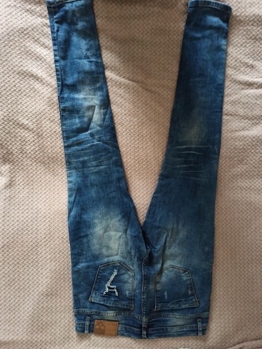 Jeansy damskie z rozdarciami