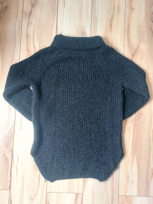 Czarny sweter z golfem